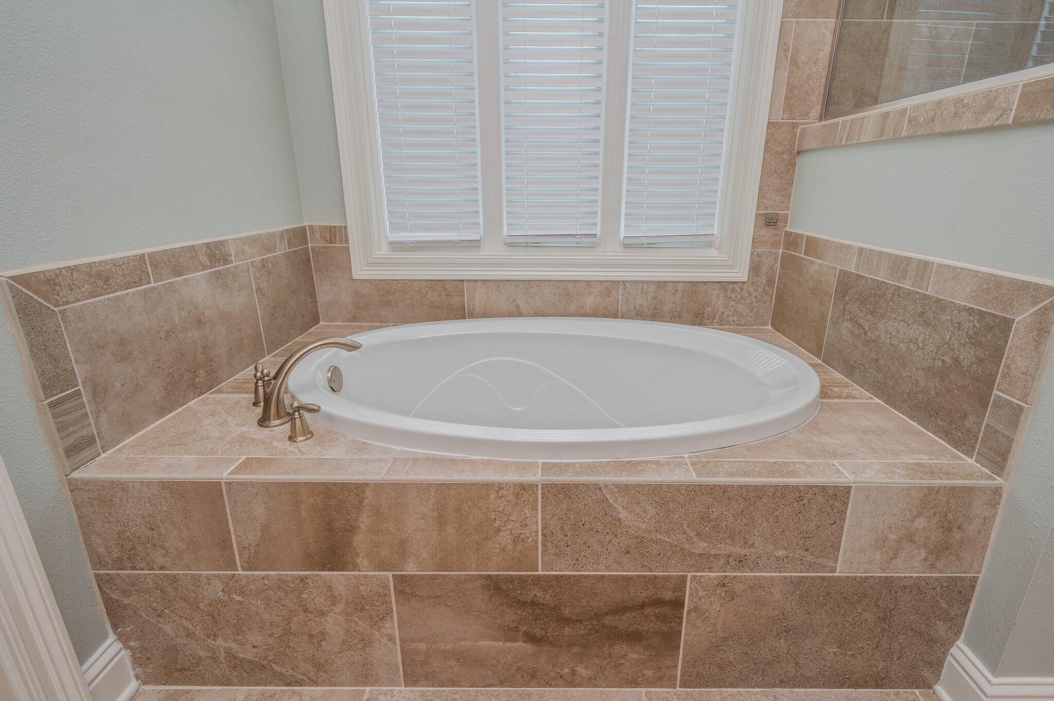 125 Perimeter Place Freeport, FL 32439 - Photo 14 of 26 a bathroom with a bath tub