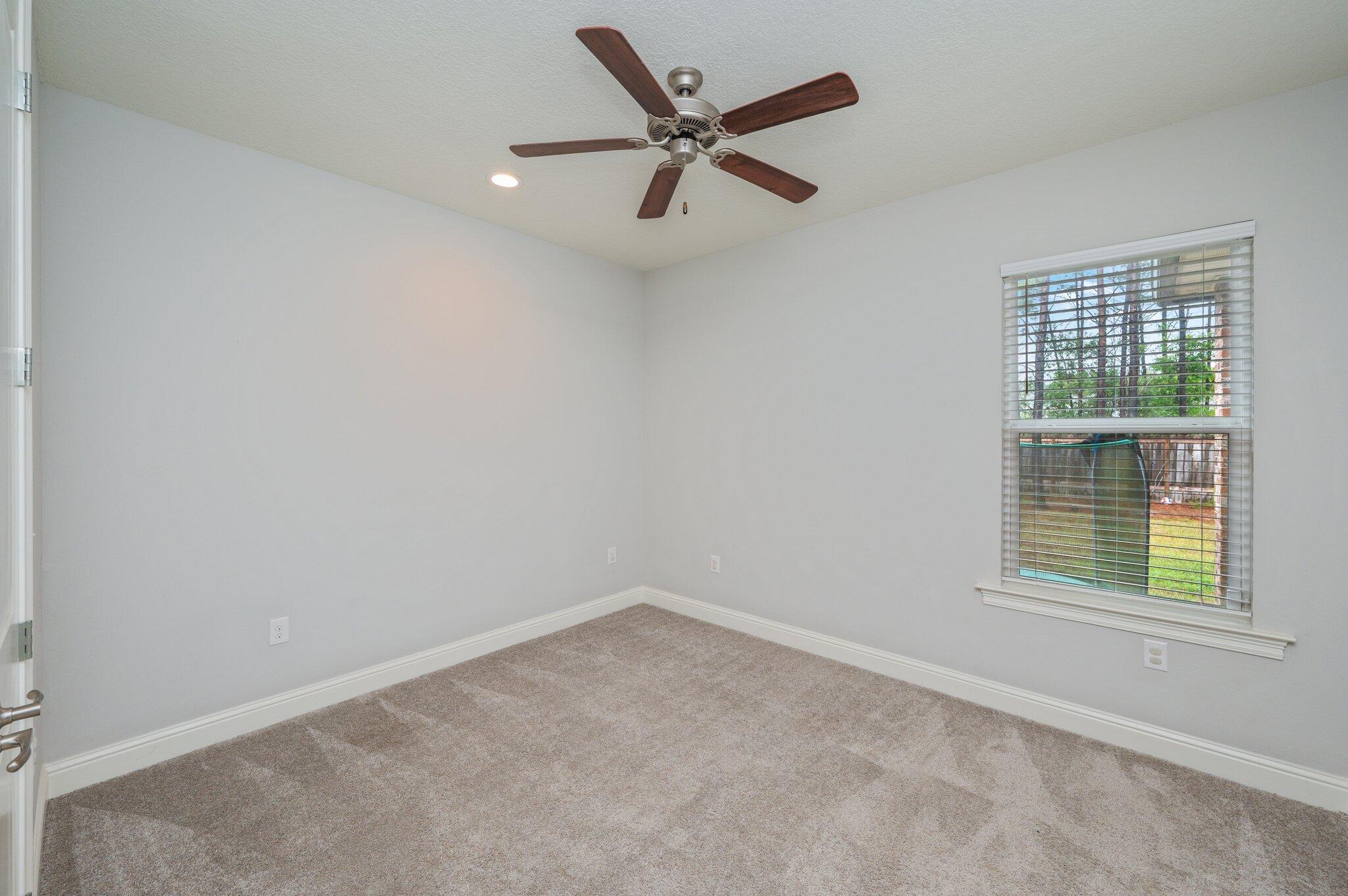 125 Perimeter Place Freeport, FL 32439 - Photo 22 of 26 an empty room with a window