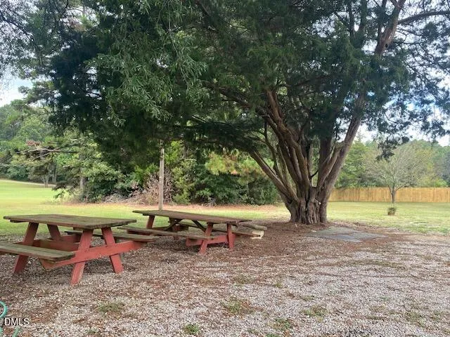 a view of a backyard
