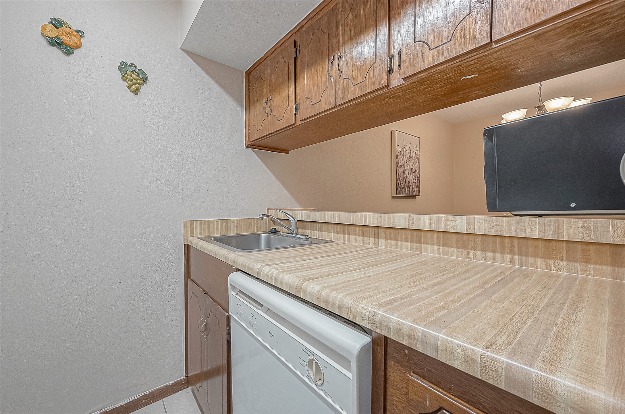 2201 Fountain View Drive, Unit 30 Houston, TX 77057 - Photo 13 of 30 a bathroom with a sink and a mirror