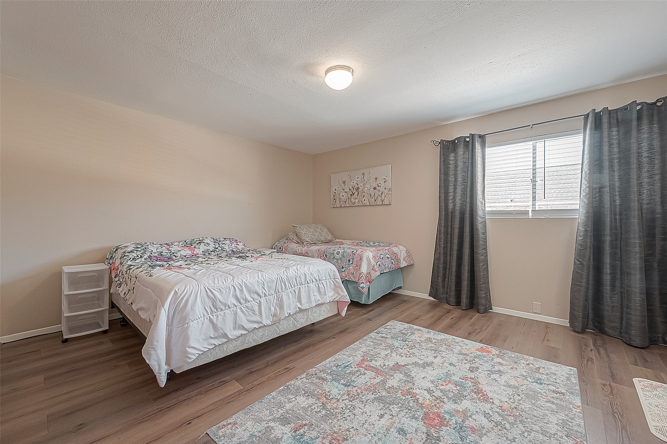 2201 Fountain View Drive, Unit 30 Houston, TX 77057 - Photo 17 of 30 a bedroom with a bed and a window