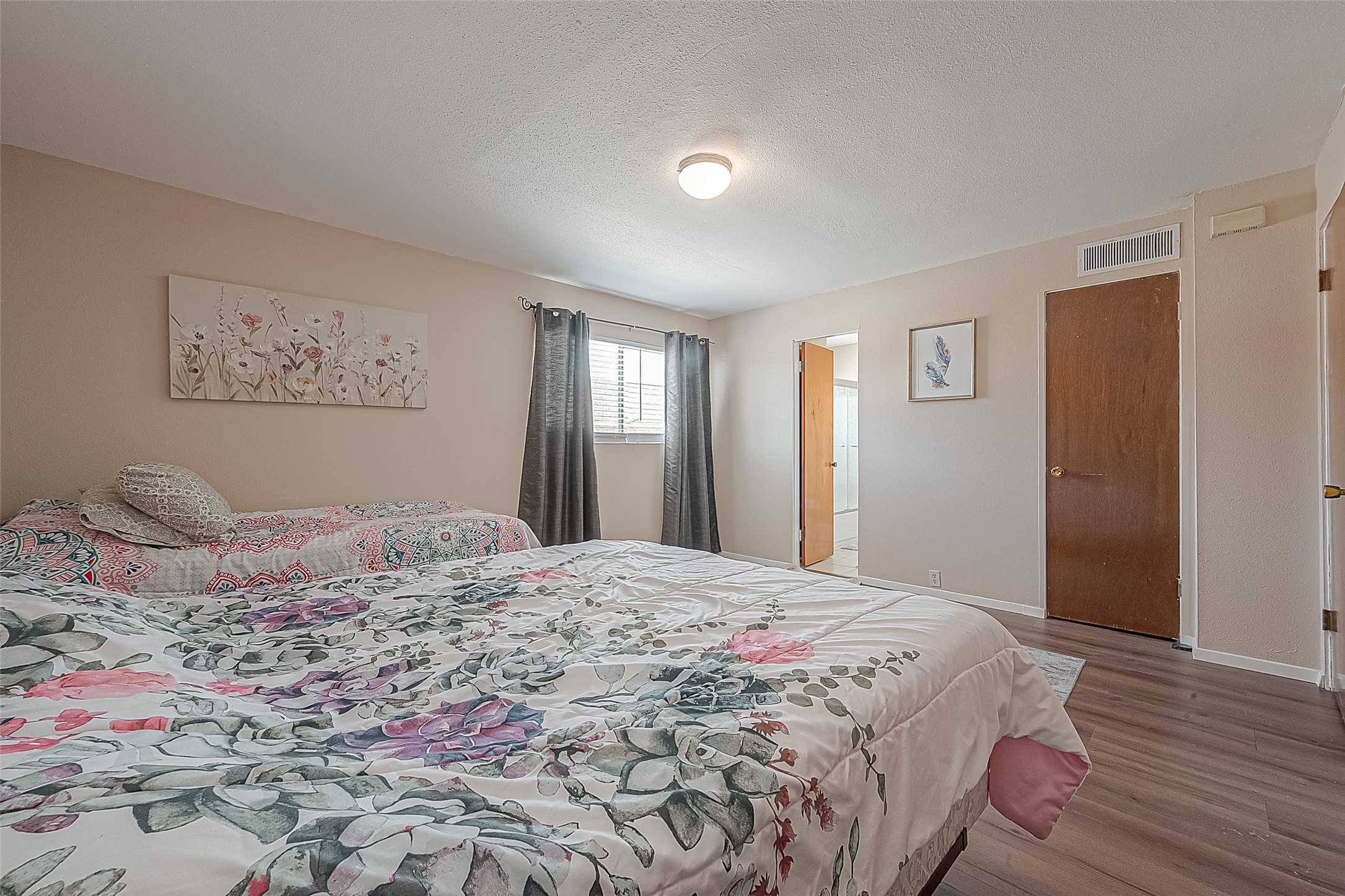 2201 Fountain View Drive, Unit 30 Houston, TX 77057 - Photo 18 of 30 a bedroom with a large bed and closet