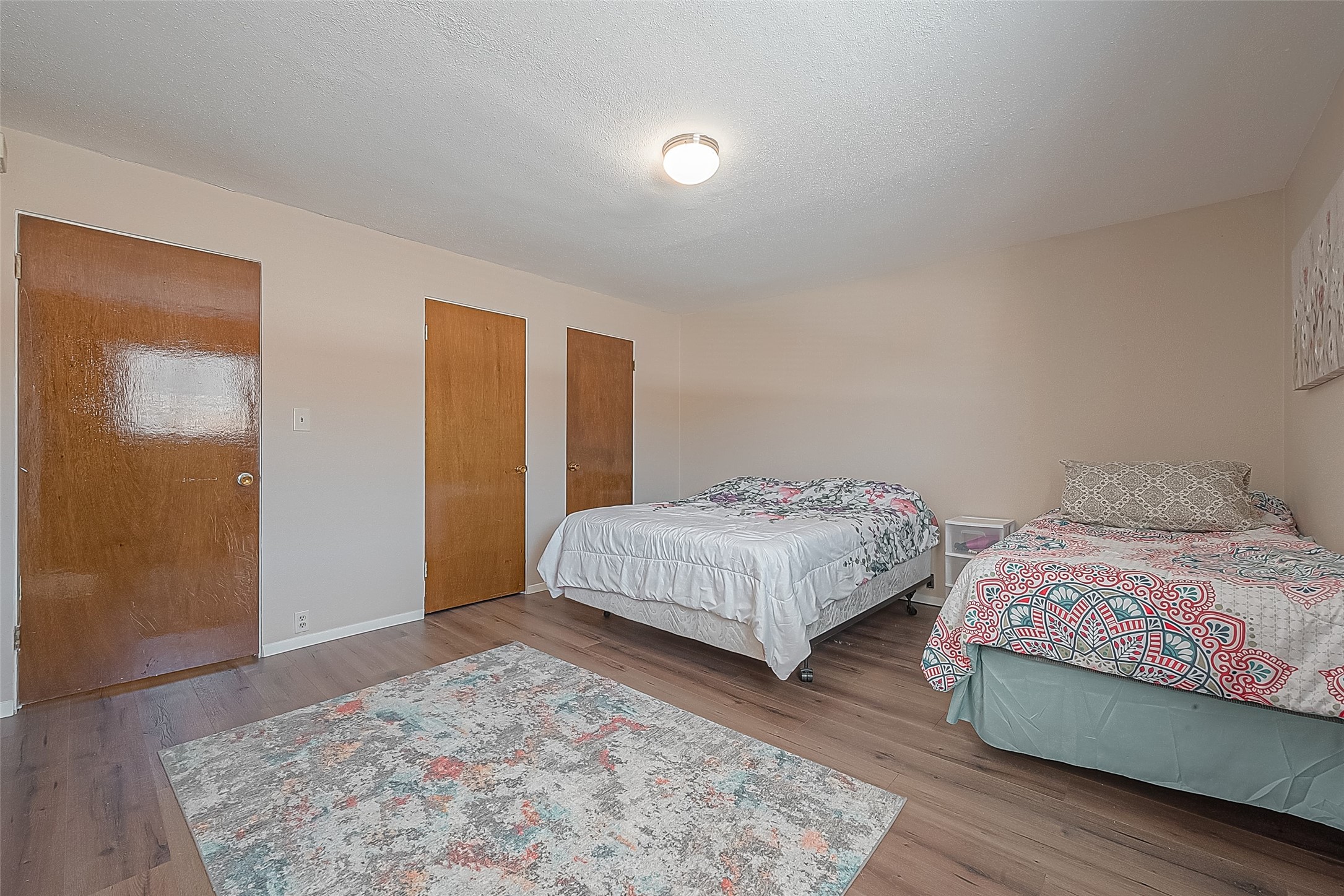 2201 Fountain View Drive, Unit 30 Houston, TX 77057 - Photo 19 of 30 a bedroom with a bed and wooden floor