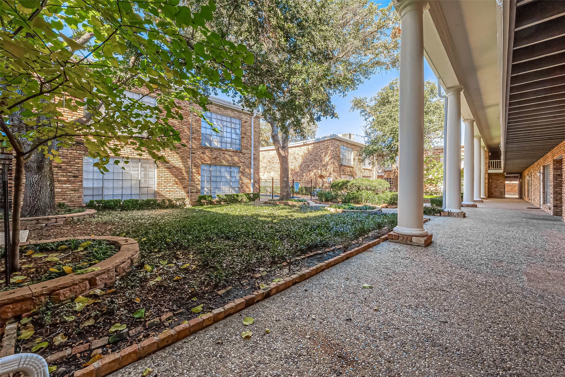 2201 Fountain View Drive, Unit 30 Houston, TX 77057 - Photo 28 of 30 a view of a garden with large trees
