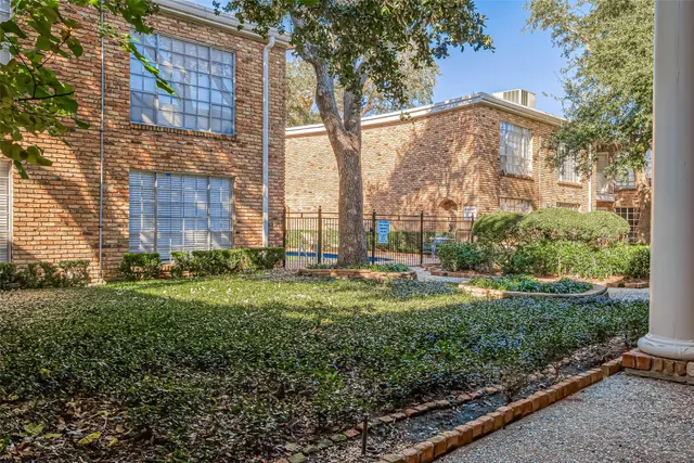 a view of a back yard