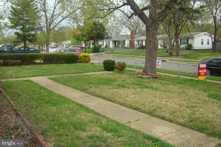 6216 Alamo Street Springfield, VA 22150 - Photo 3 of 24 Front Yard