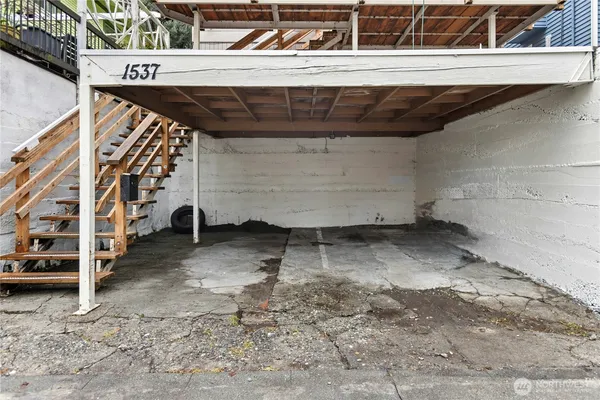 a view of entryway with a outdoor space