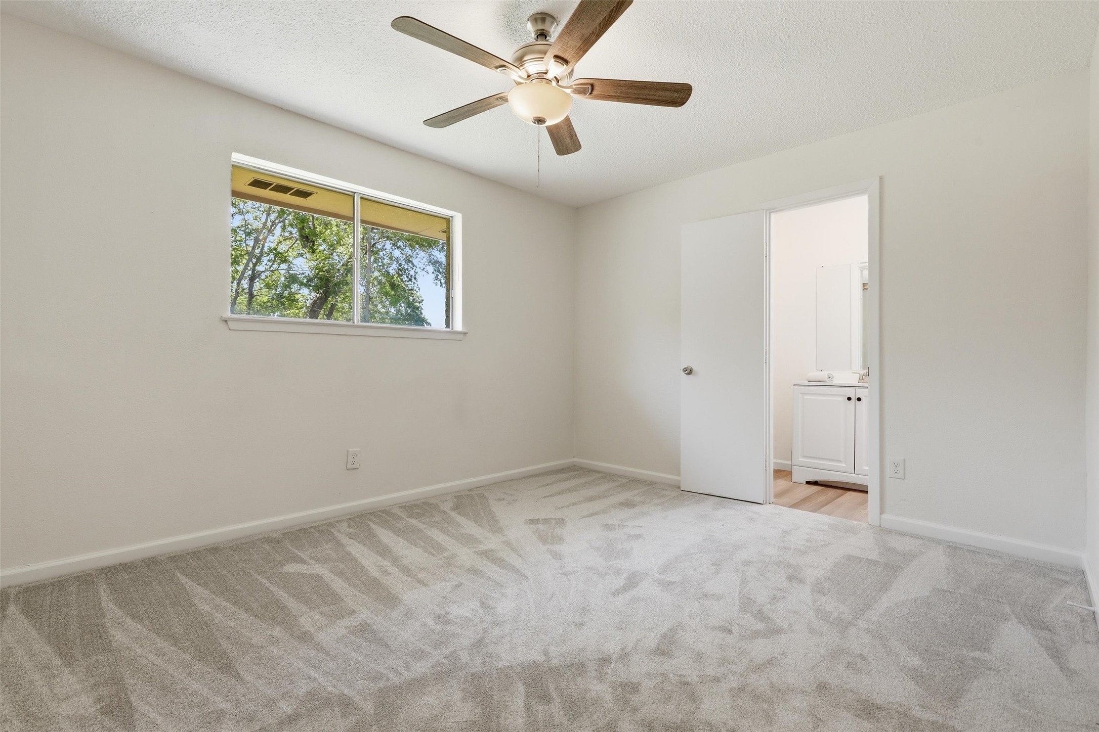 1503 Tarberry Road Houston, TX 77088 - Photo 20 of 33 Primary suite.