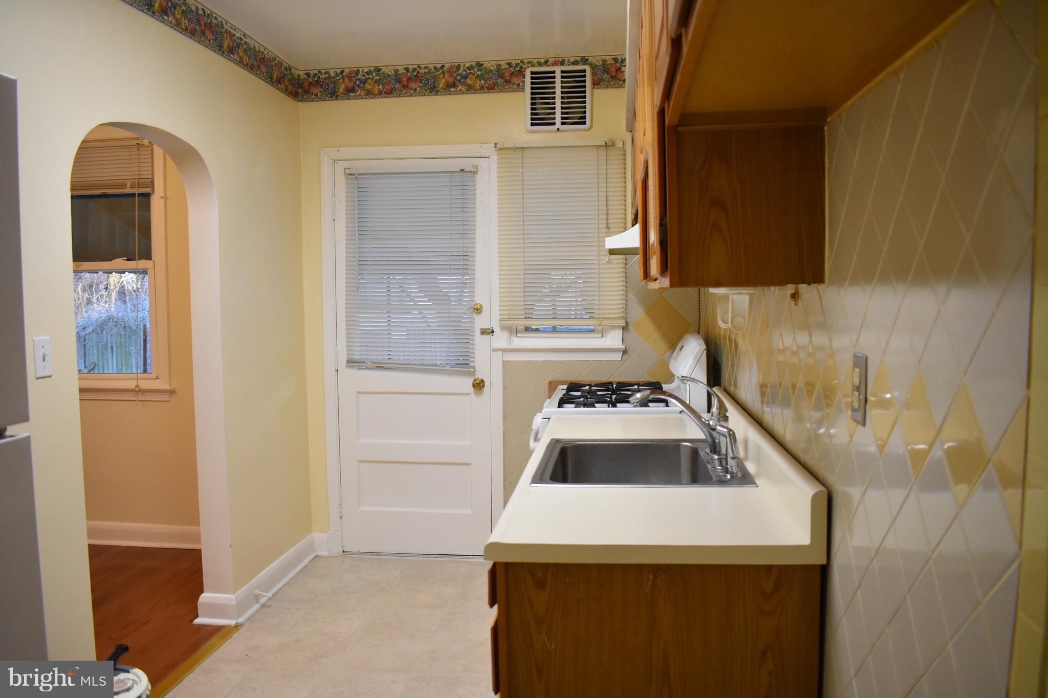 3729 Raspe Avenue Baltimore, MD 21206 - Photo 5 of 25 Kitchen