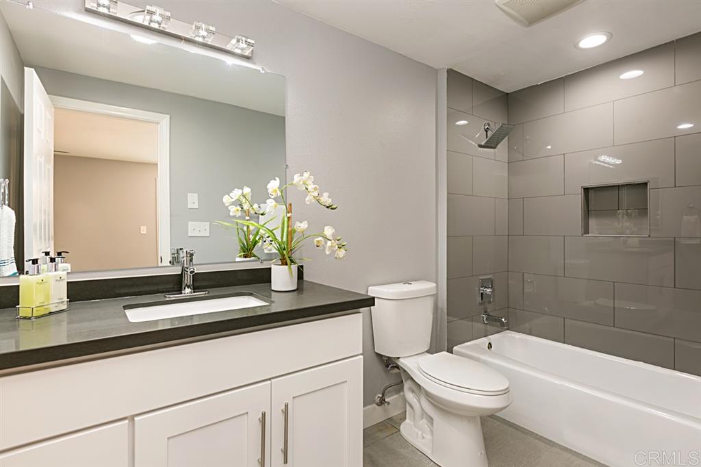 14445 Woods Valley Road Valley Center, CA 92082 - Photo 20 of 24 2nd master bathroom