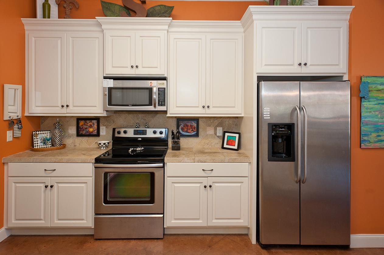 119 Britton Circle Flowood, MS 39232 - Photo 9 of 25 Smooth top range and built-in microwave.