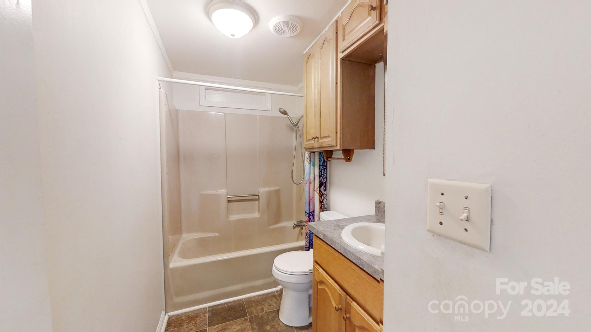 637 Hill Road Lincolnton, NC 28092 - Photo 11 of 26 a bathroom with a bathtub toilet sink and mirror