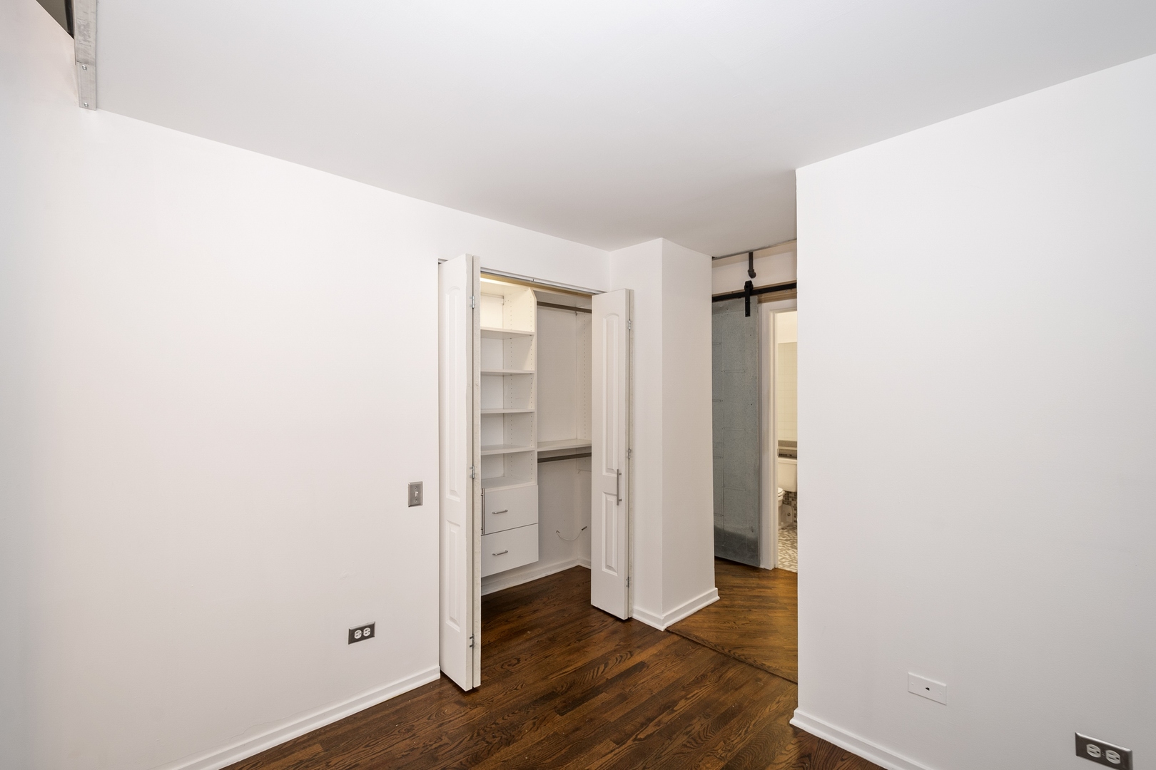 500 South Clinton Street, Unit 101 Chicago, IL 60607 - Photo 7 of 11 a view of an empty room