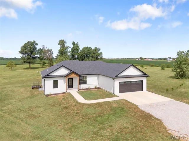 $399,900 | 23365 North Lark Song Lane, Sturgeon, MO 65284