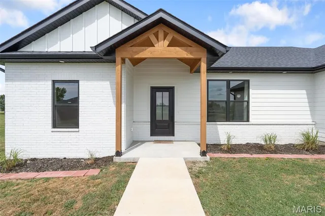 $399,900 | 23365 North Lark Song Lane, Sturgeon, MO 65284