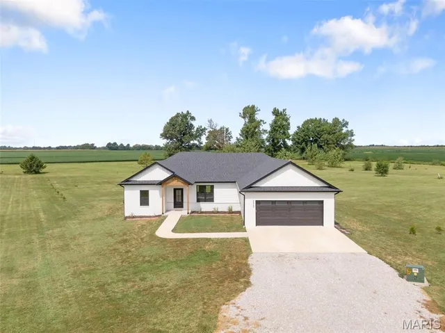 $399,900 | 23365 North Lark Song Lane, Sturgeon, MO 65284
