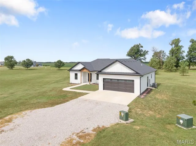 $399,900 | 23365 North Lark Song Lane, Sturgeon, MO 65284