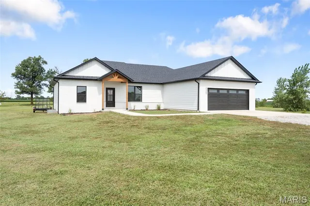 $399,900 | 23365 North Lark Song Lane, Sturgeon, MO 65284