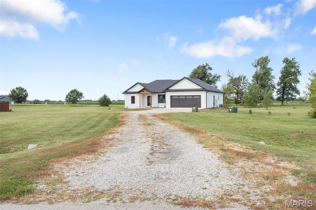 $399,900 | 23365 North Lark Song Lane, Sturgeon, MO 65284