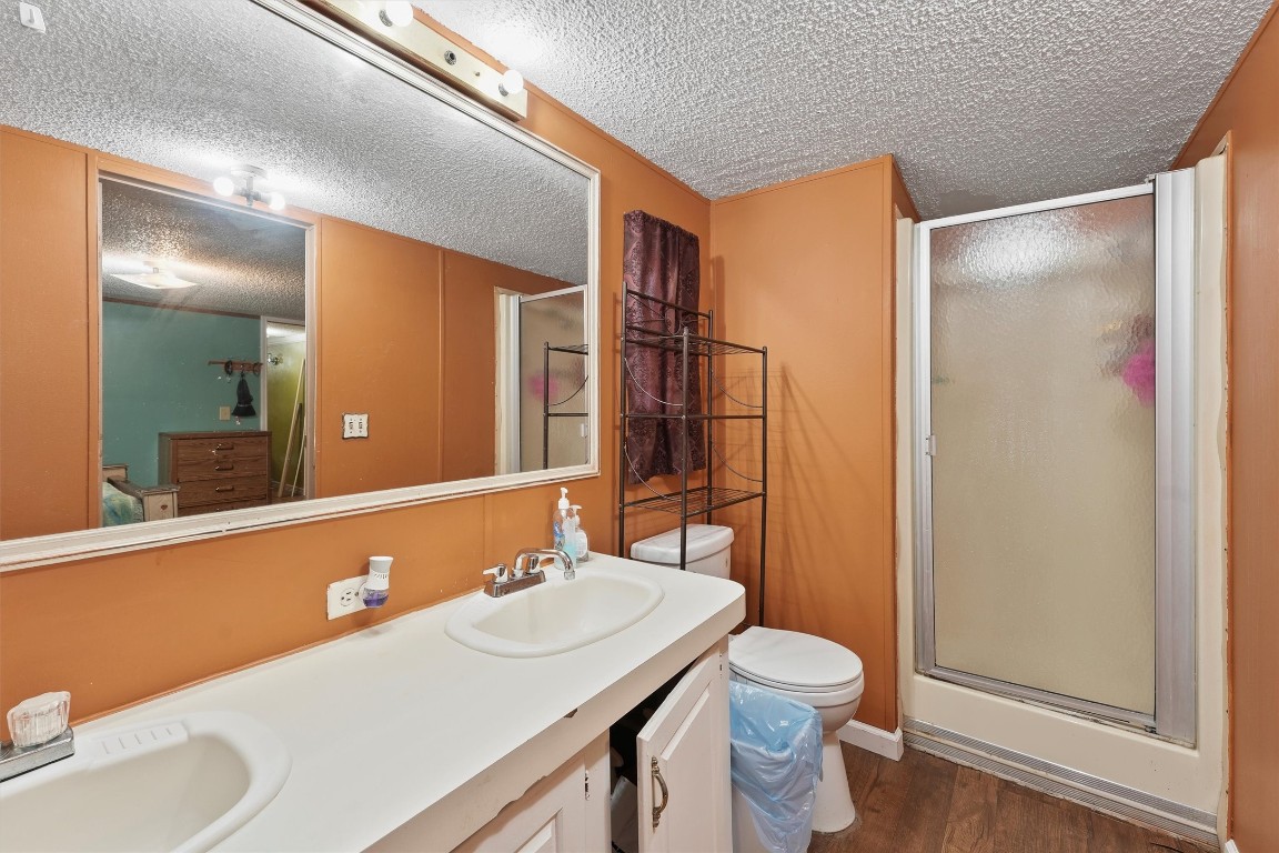 3610 Nuggent Street Houston, TX 77093 - Photo 14 of 16 Double vanity
