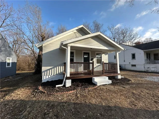 $179,900 | 1215 South Pleasant Street, Independence, MO 64055