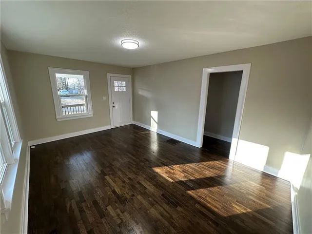 $179,900 | 1215 South Pleasant Street, Independence, MO 64055