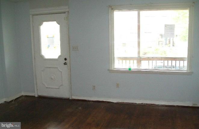 603 Old Riverside Road Baltimore, MD 21225 - Photo 3 of 11 Living Room