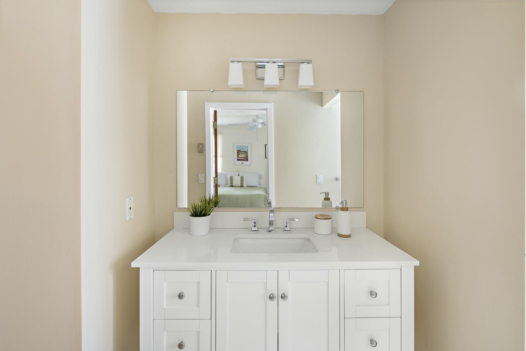 16 Major's Cove Lane Edgartown, MA 02539 - Photo 18 of 28 First floor shared full bath..