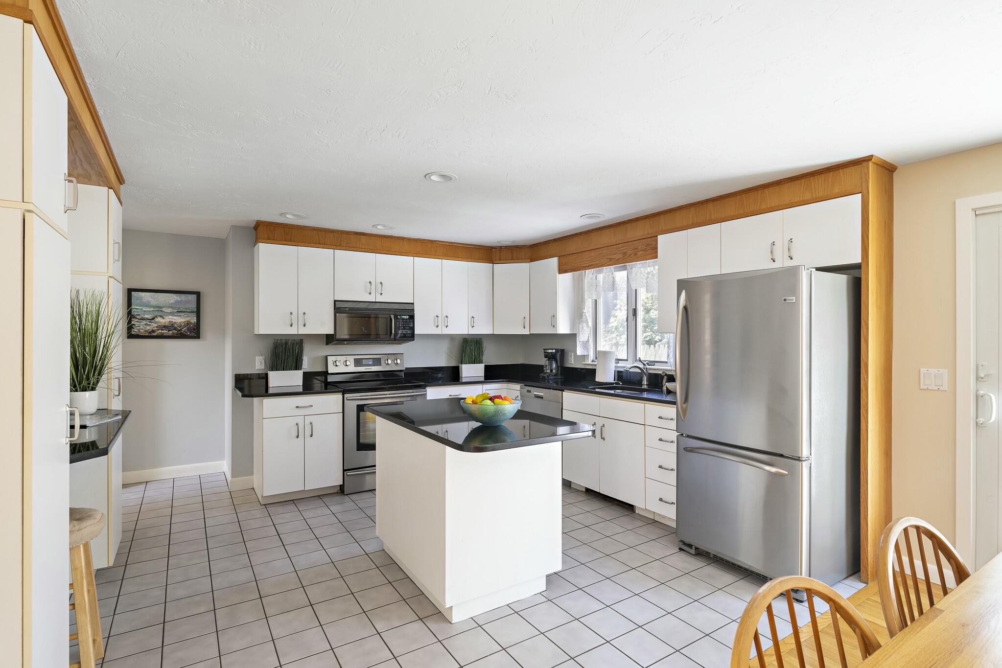 16 Major's Cove Lane Edgartown, MA 02539 - Photo 10 of 28 Spacious kitchen