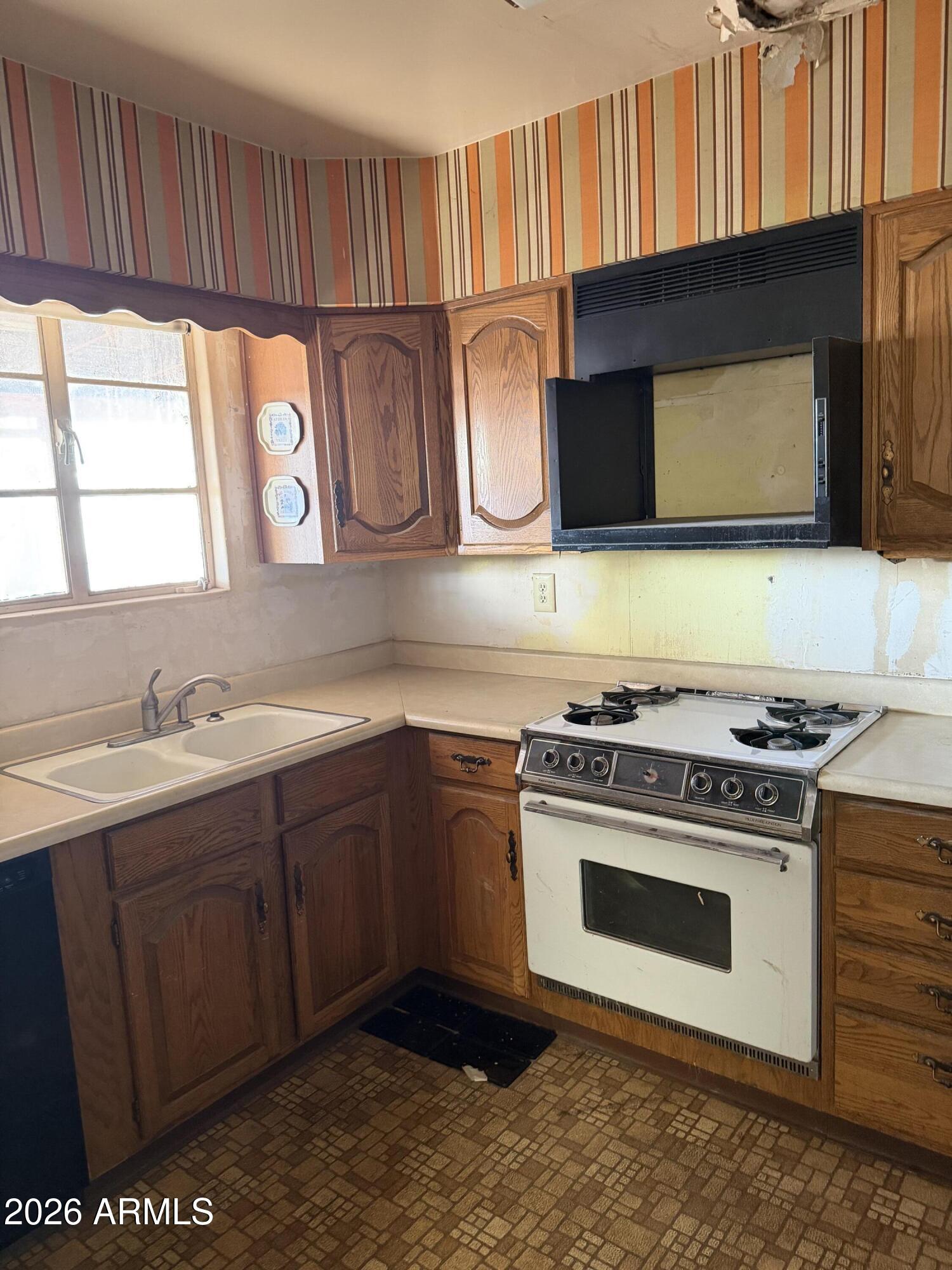 950 West Roma Avenue Phoenix, AZ 85013 - Photo 5 of 6 950 W ROMA9 9