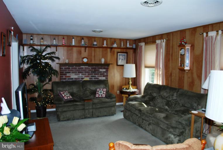 4827 Buffalo Road Mount Airy, MD 21771 - Photo 8 of 26 Living Room