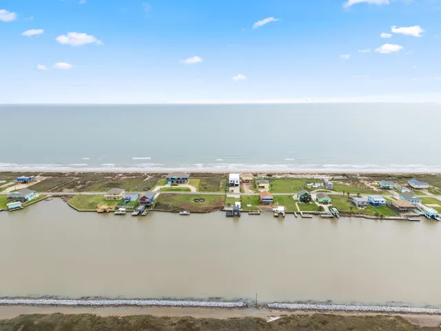 a picture of a lake view