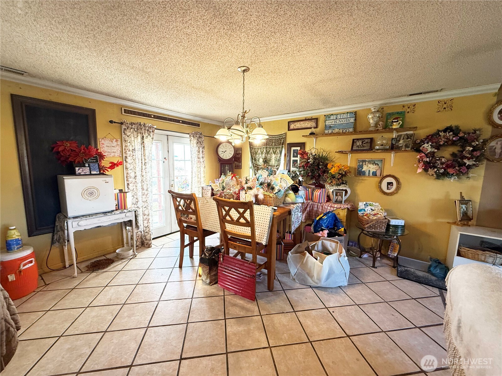 33 Greenacres Road Riverside, WA 98849 - Photo 15 of 35 a group of people sitting in a living room