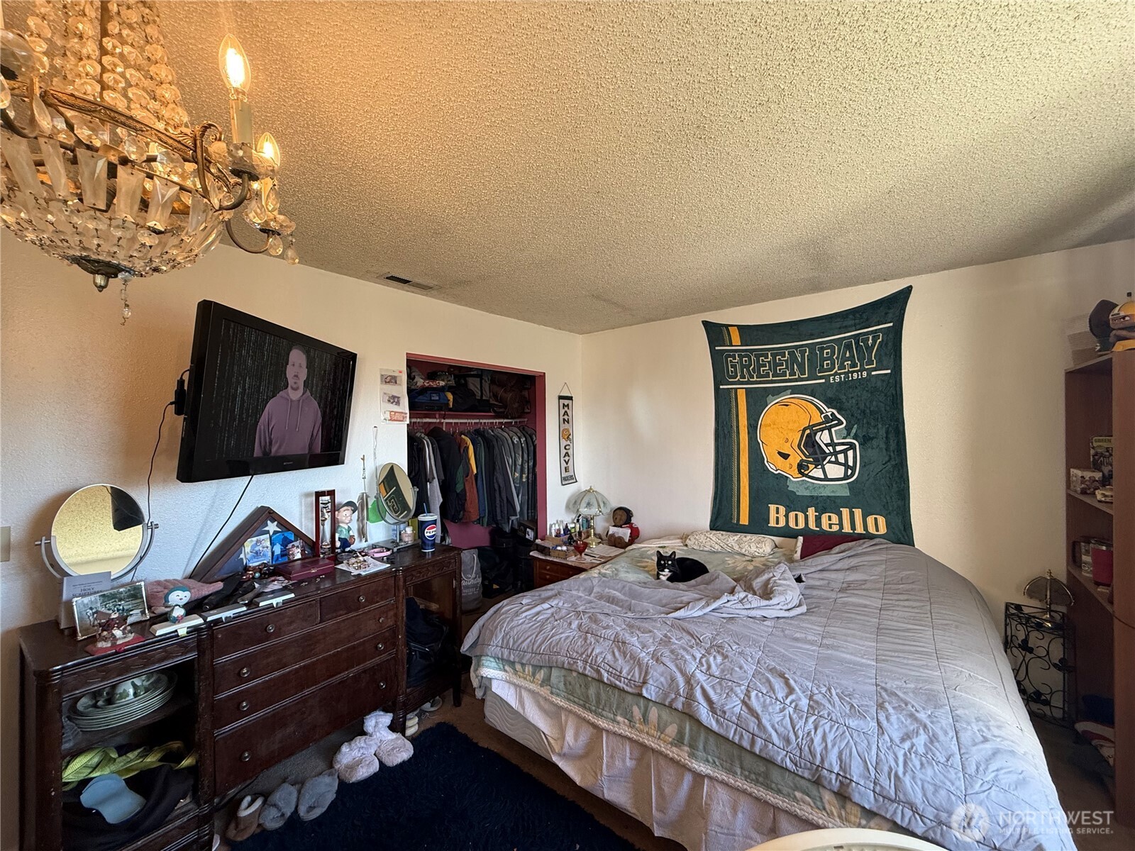 33 Greenacres Road Riverside, WA 98849 - Photo 19 of 35 a bedroom with bed tv and a window