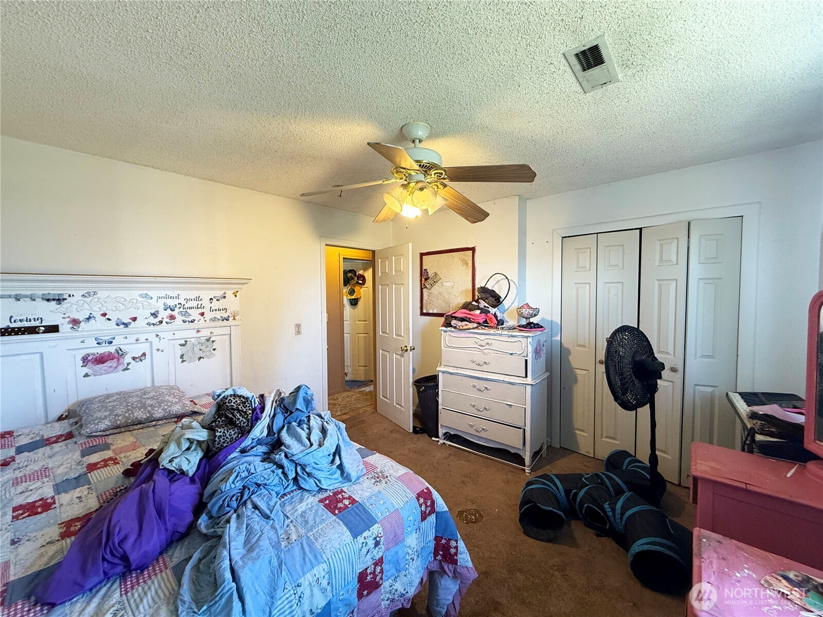 33 Greenacres Road Riverside, WA 98849 - Photo 22 of 35 a bed room with a bed and a desk