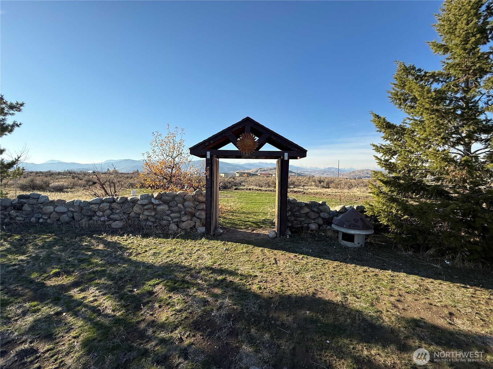 33 Greenacres Road Riverside, WA 98849 - Photo 29 of 35 a view of a large garden with large trees