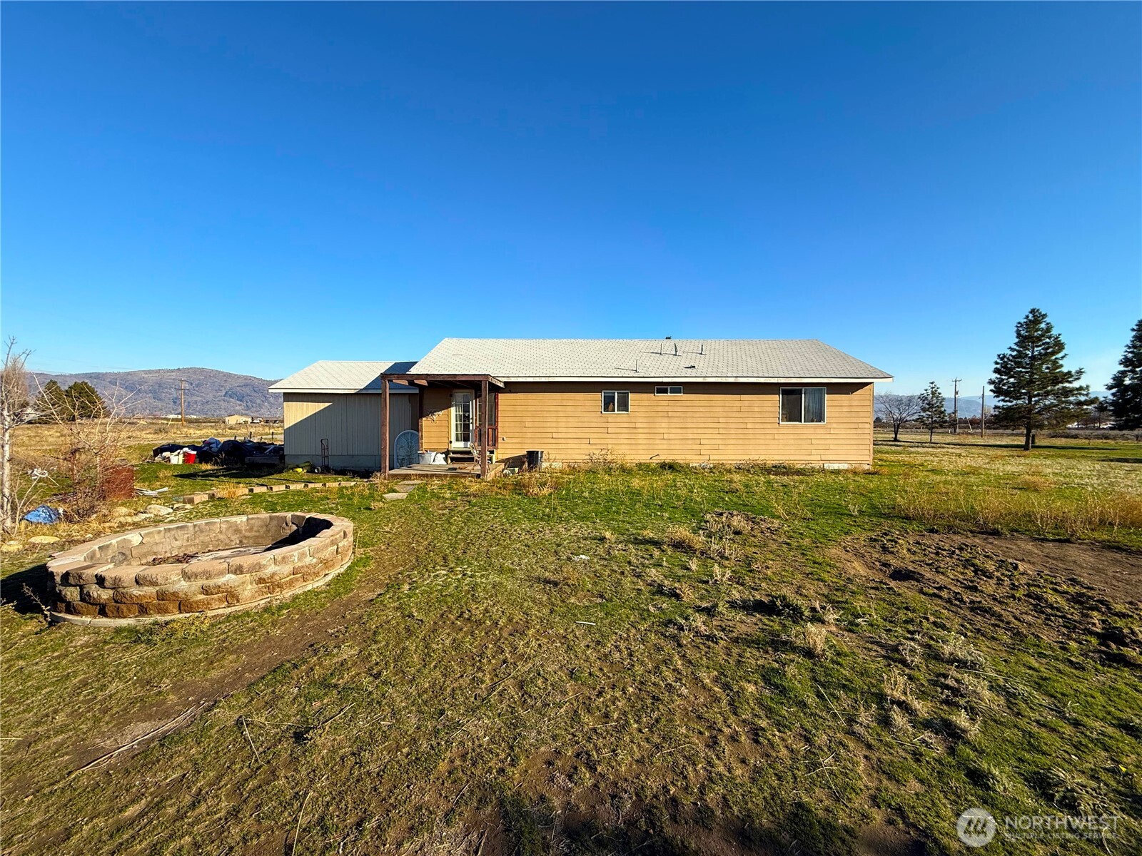 33 Greenacres Road Riverside, WA 98849 - Photo 30 of 35 a backyard of a house