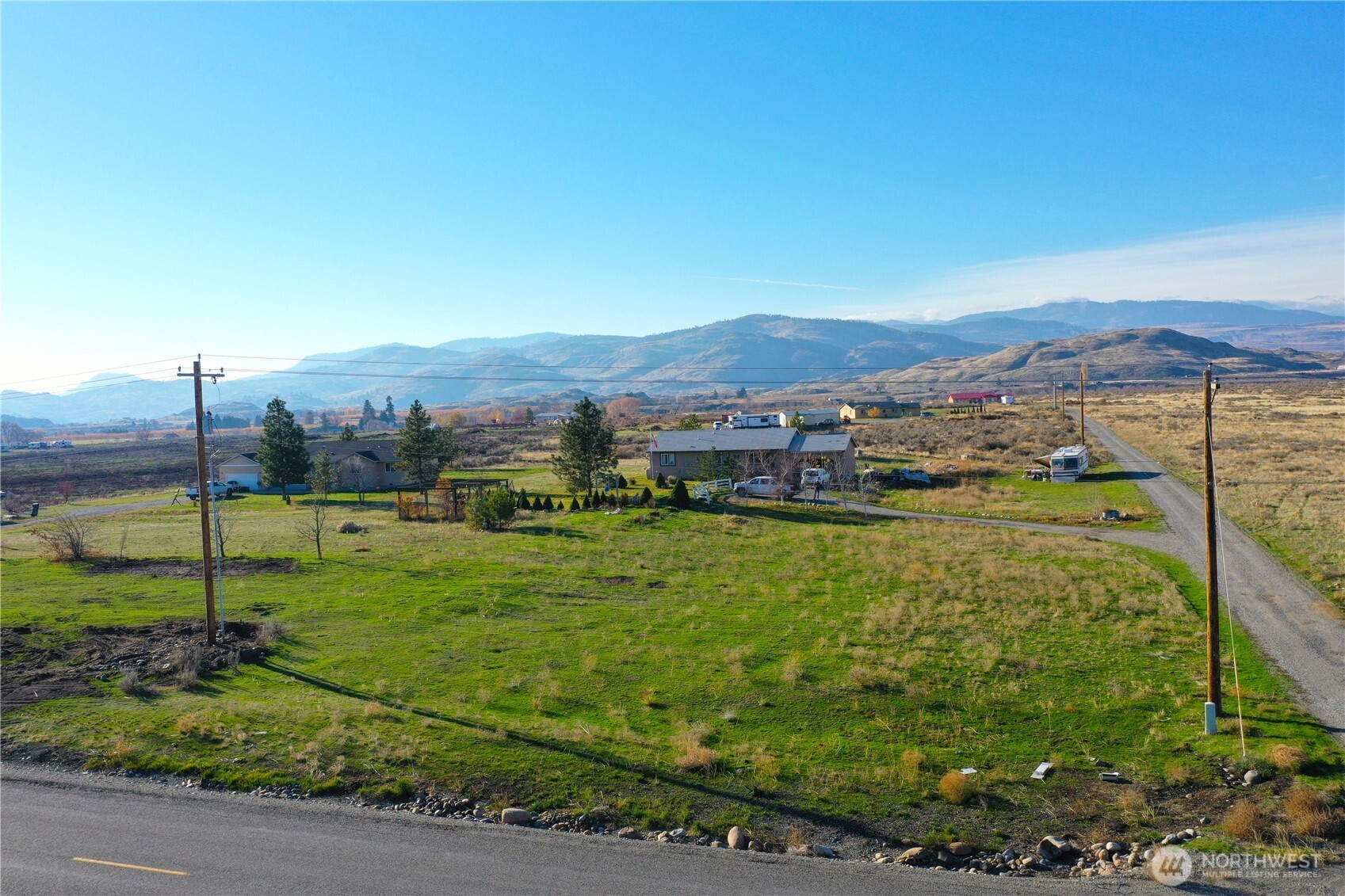 33 Greenacres Road Riverside, WA 98849 - Photo 31 of 35 a view of a lush green field with mountains in the background