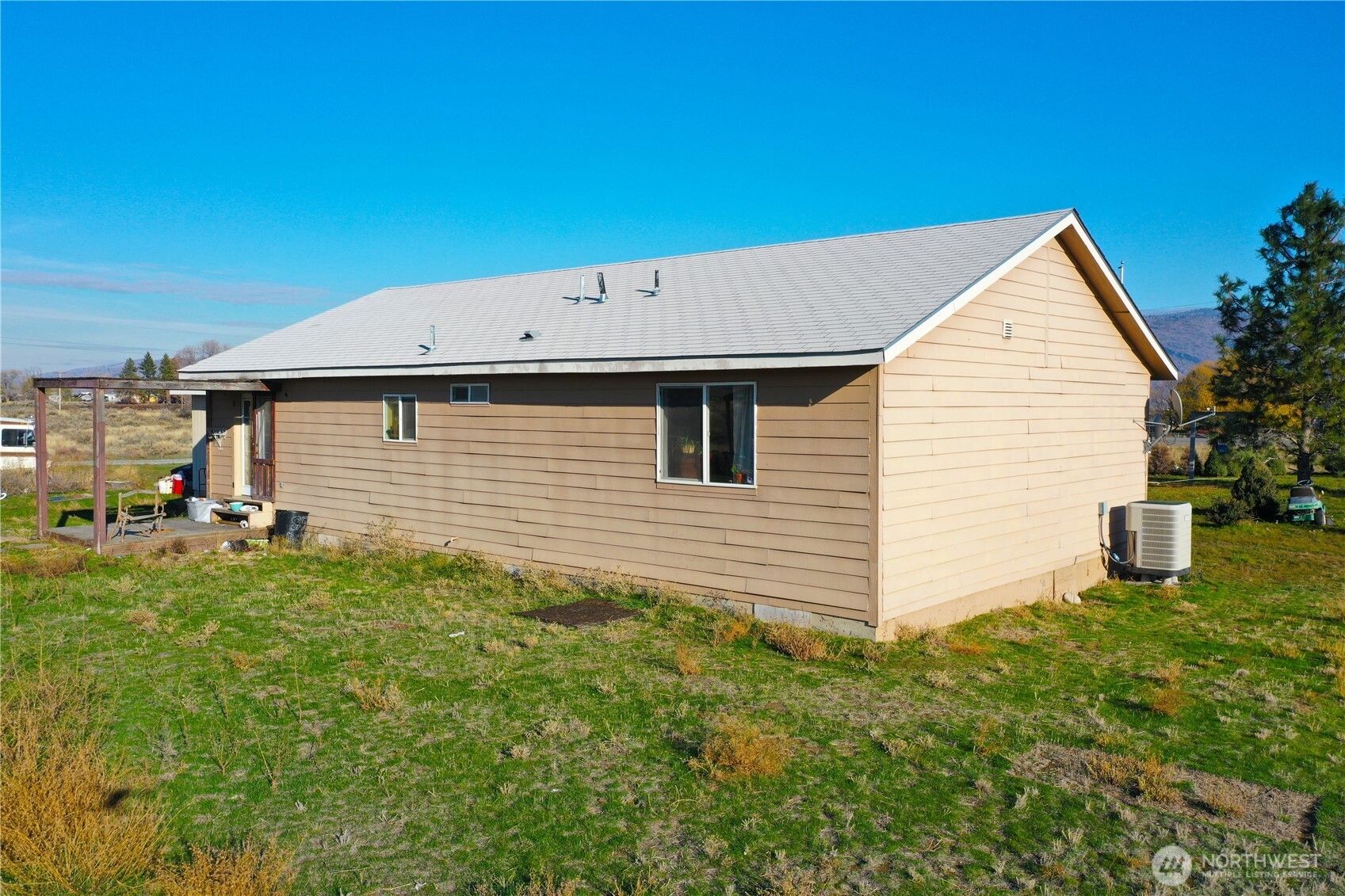 33 Greenacres Road Riverside, WA 98849 - Photo 4 of 35 a backyard of a house with table and chairs