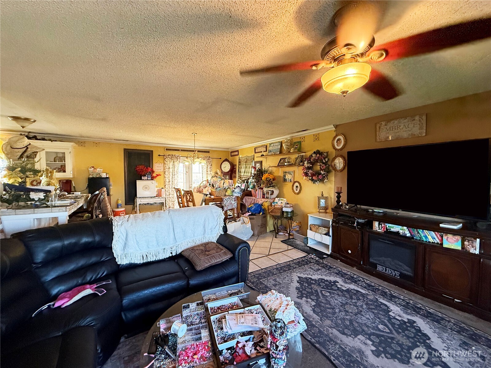 33 Greenacres Road Riverside, WA 98849 - Photo 7 of 35 a living room with furniture and a flat screen tv