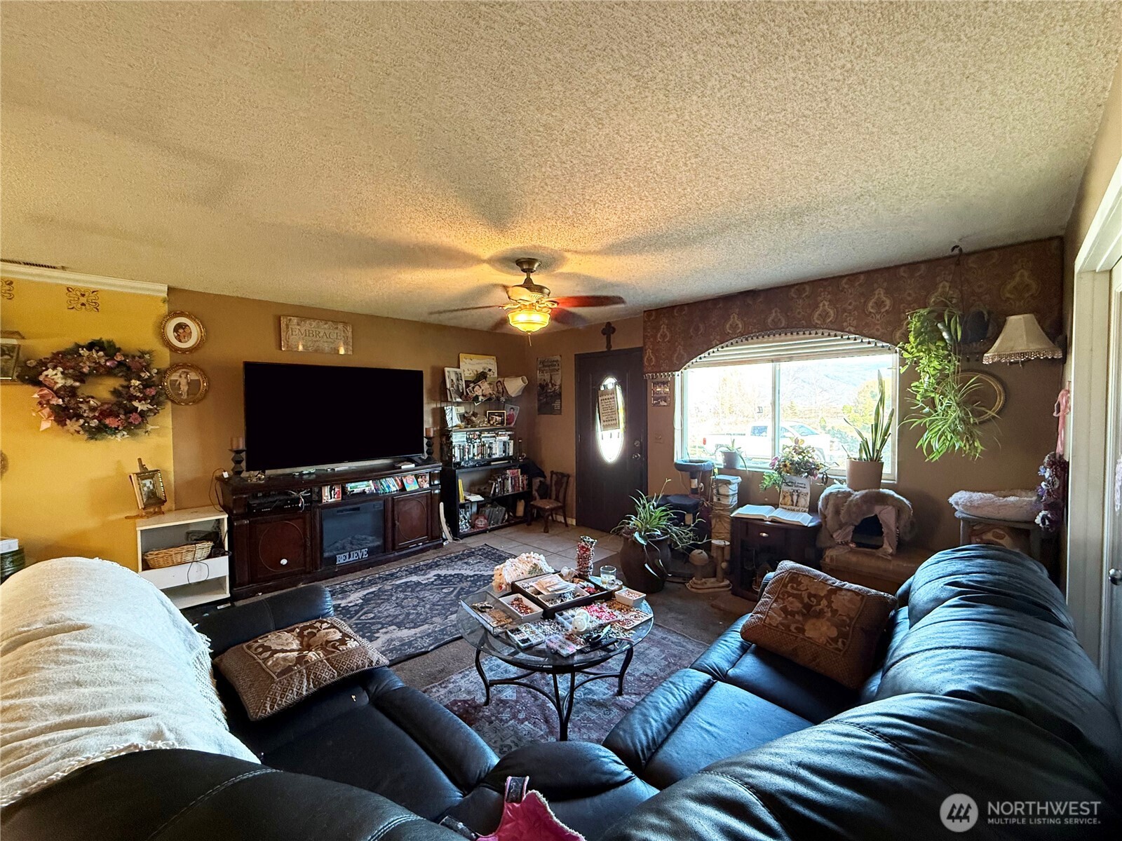 33 Greenacres Road Riverside, WA 98849 - Photo 10 of 35 a living room with furniture and a flat screen tv