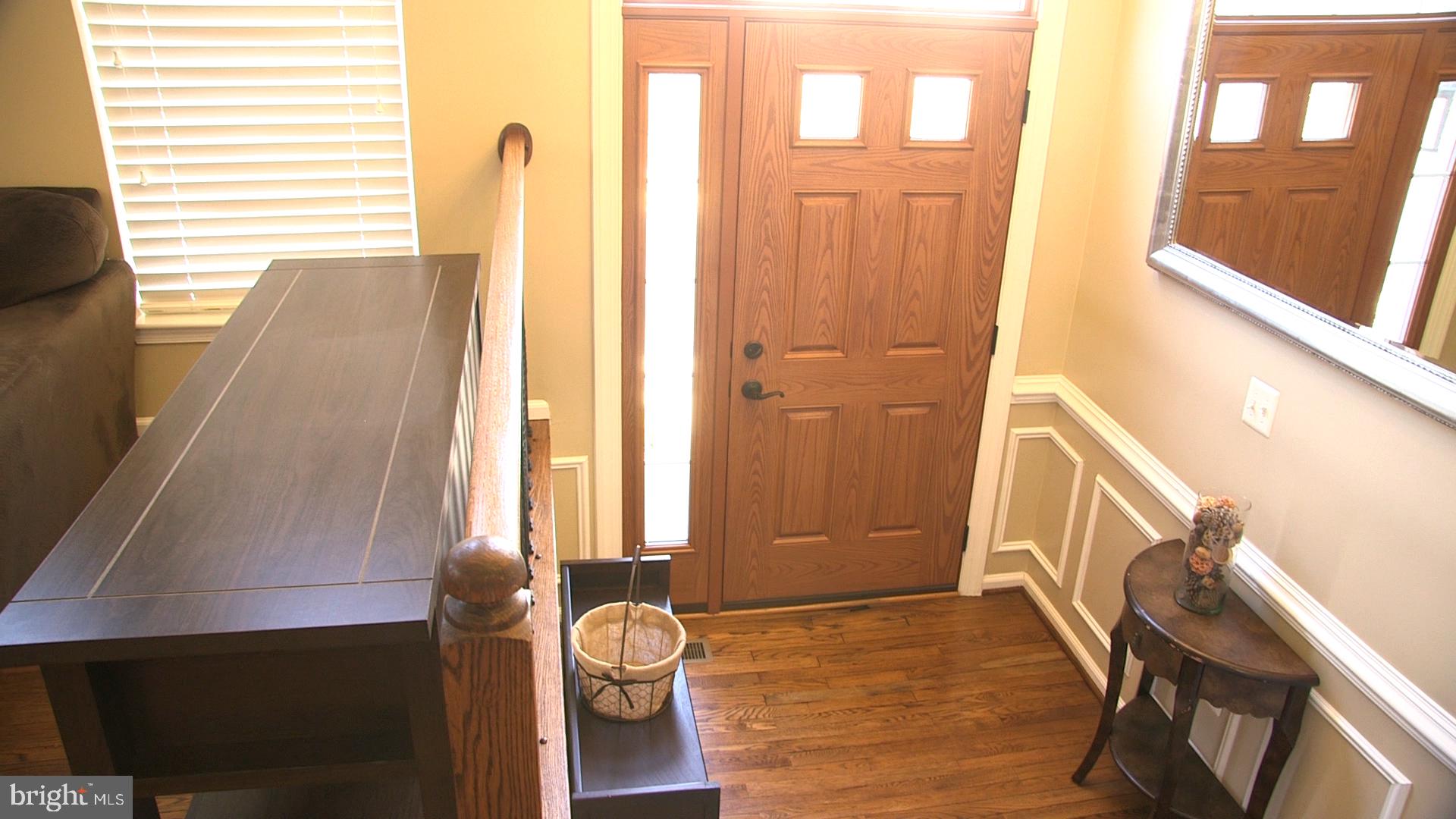 20595 Glenmere Square Sterling, VA 20165 - Photo 4 of 19 Entrance foyer