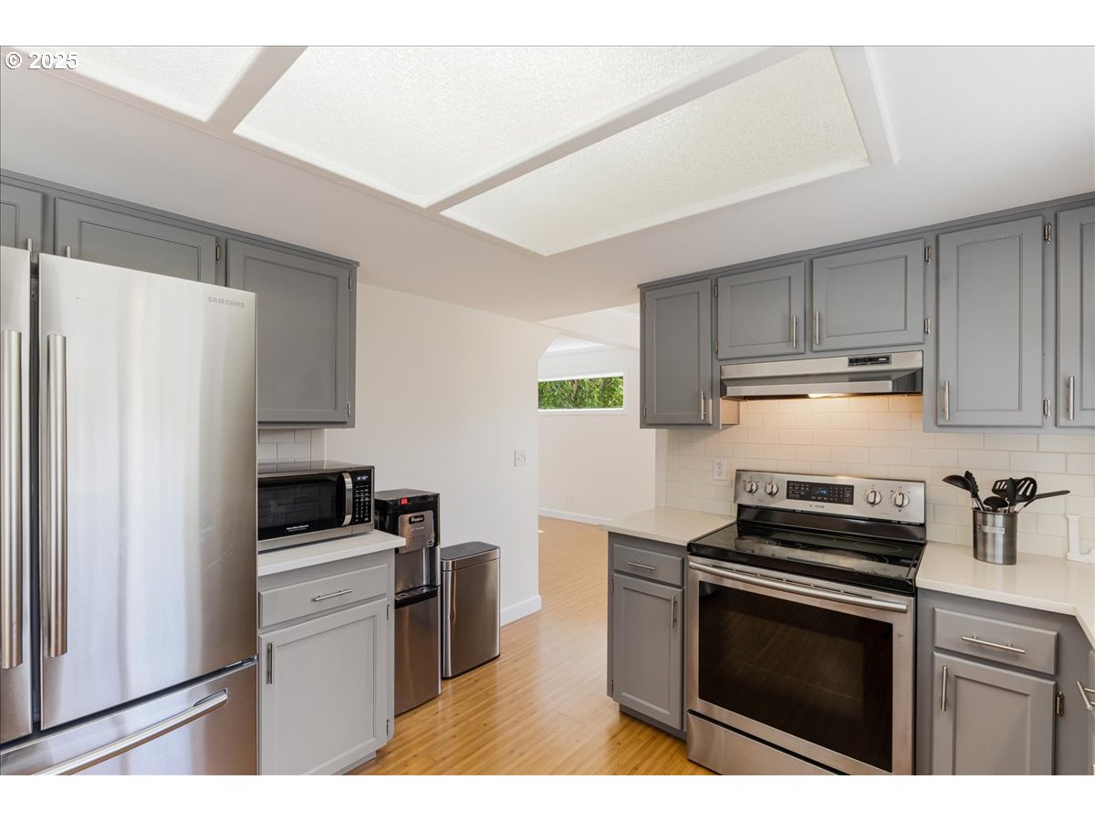 7505 Southwest Alpine Drive Beaverton, OR 97008 - Photo 13 of 48 a kitchen with a refrigerator stove and microwave