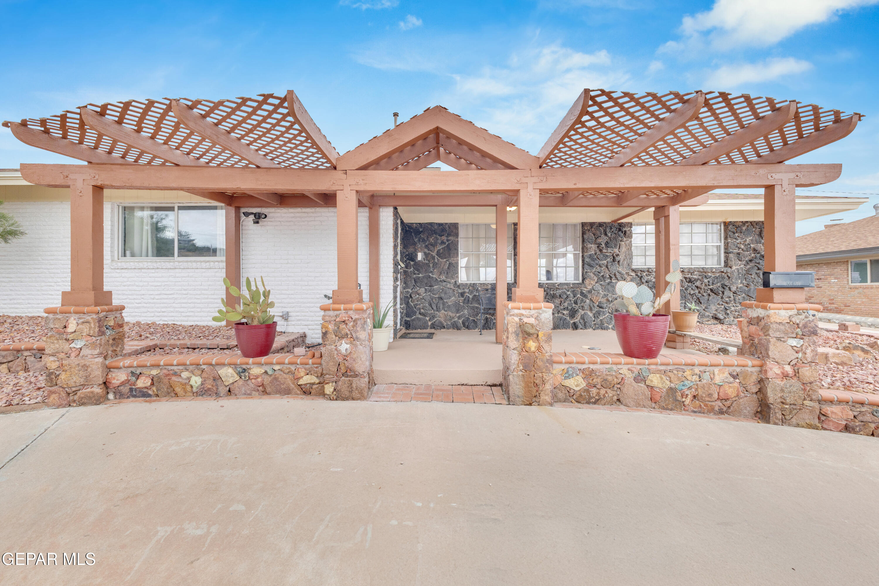 356 Coral Hills Road El Paso, TX 79912 - Photo 3 of 61 2