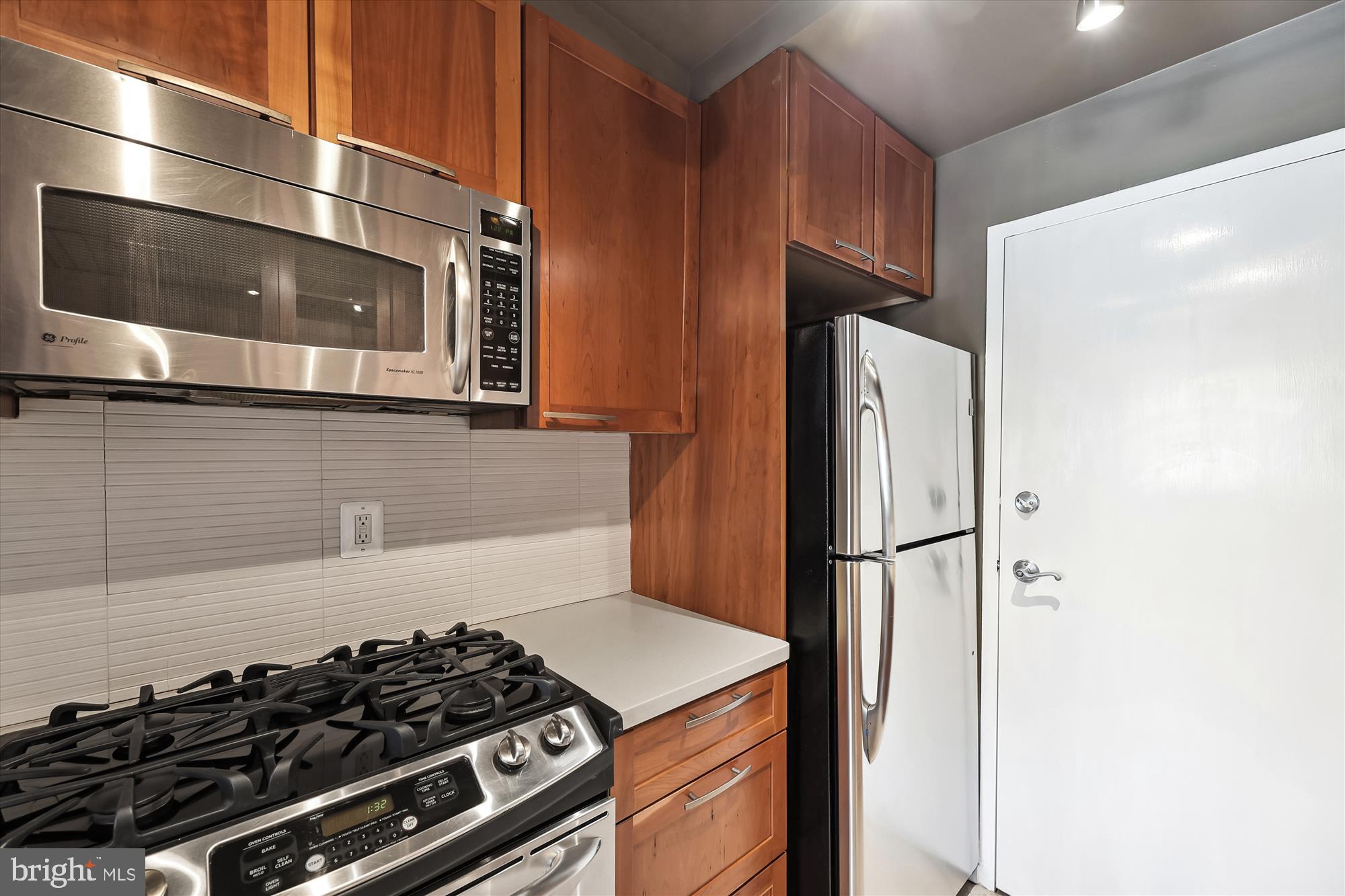 3900 Tunlaw Road Northwest, Unit 611 Washington, DC 20007 - Photo 9 of 32 Quality cabinetry,
top appliances