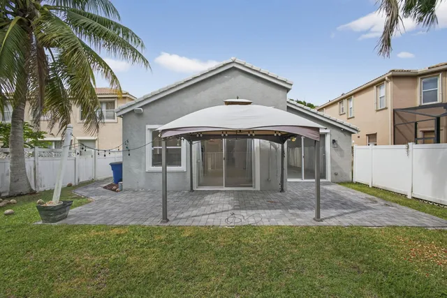 a view of a yard with plants