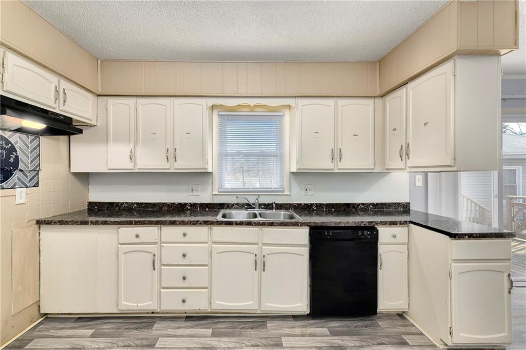 8421 Spring Valley Road Raytown, MO 64138 - Photo 10 of 35