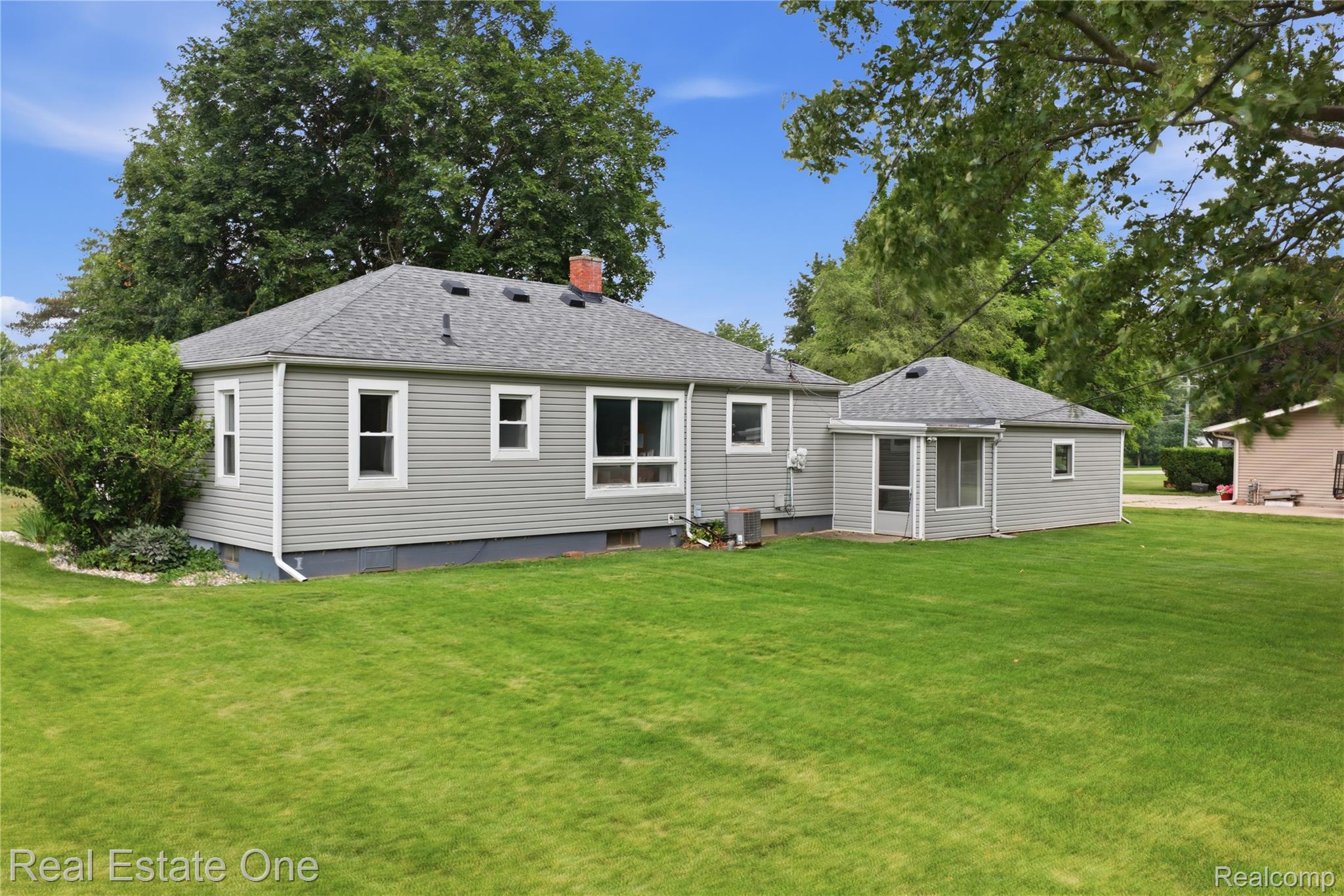 665 South Howell Street Pinckney, MI 48169 - Photo 24 of 28 DJI_20260630105833_0165_D.jpg