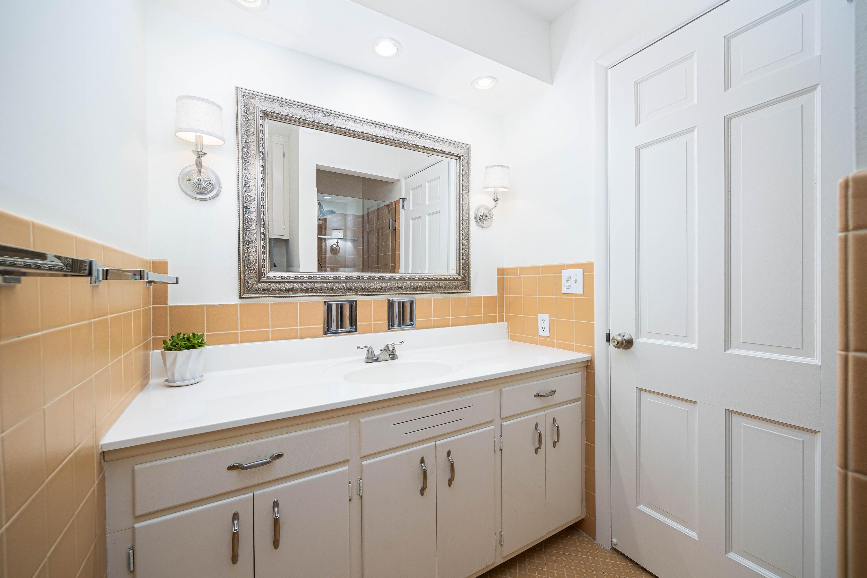 1515 Zollinger Road Columbus, OH 43221 - Photo 19 of 40 Full Hall Bath