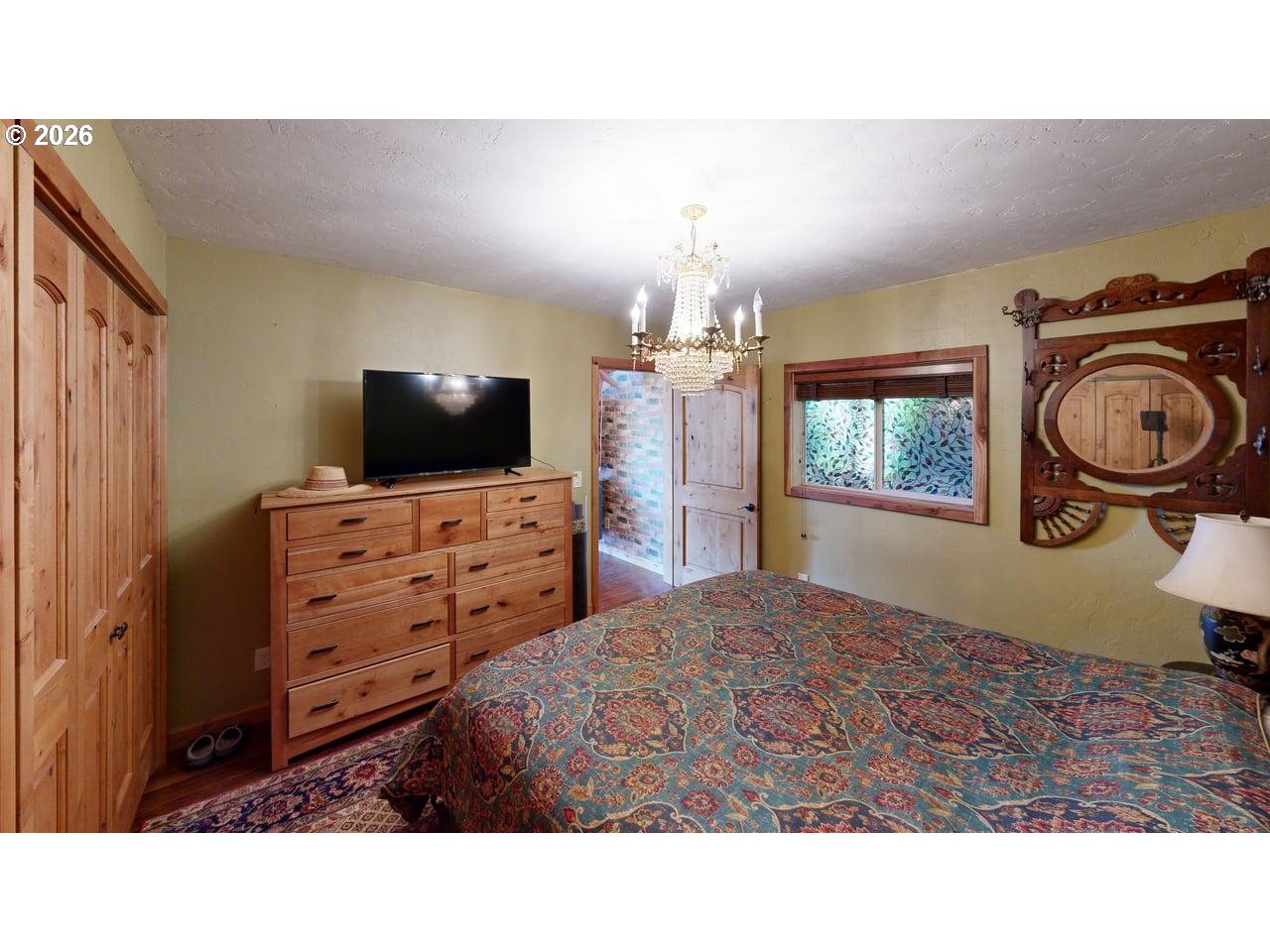 99106 East Freeman Lane Brookings, OR 97415 - Photo 20 of 37 a living room with furniture and a flat screen tv